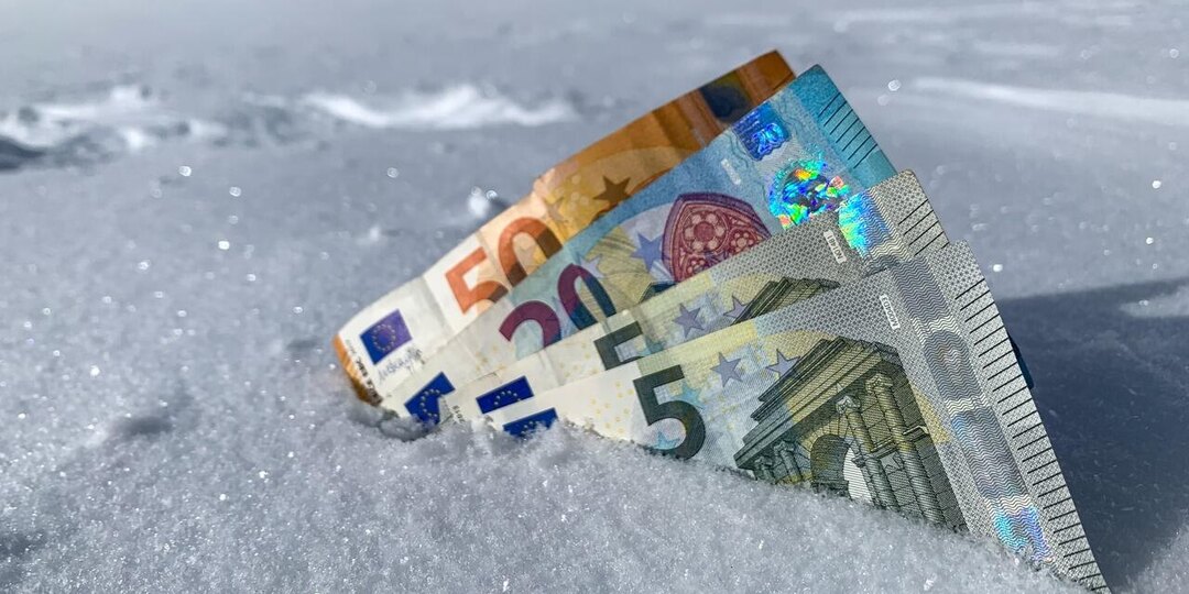 Минчанин откопал в снегу 8000 евро – чья наличка?