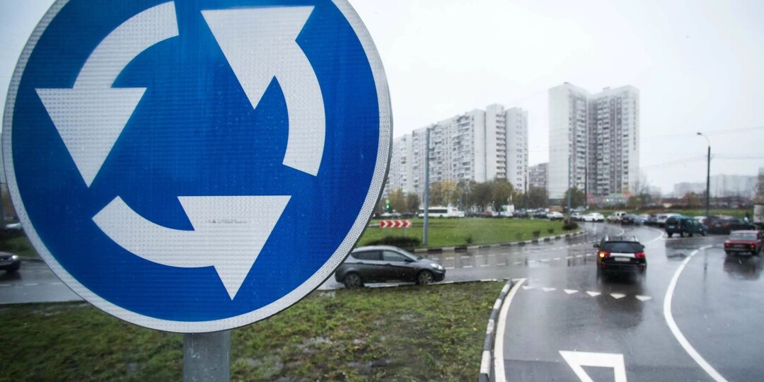 «Часто вижу, как водители совершают ошибку и получают штраф»: Кто должен уступать при съезде с кольца, объясняю на пальцах