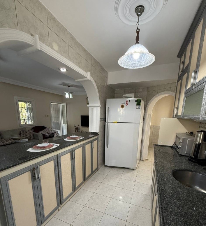 Особенность дома - арочное окно из кухни в гостиную