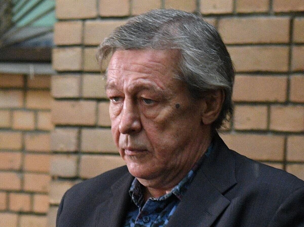    Актёр Михаил Ефремов возле здания Пресненского суда города Москвы после оглашения приговора | © РИА Новости / Евгений Биятов