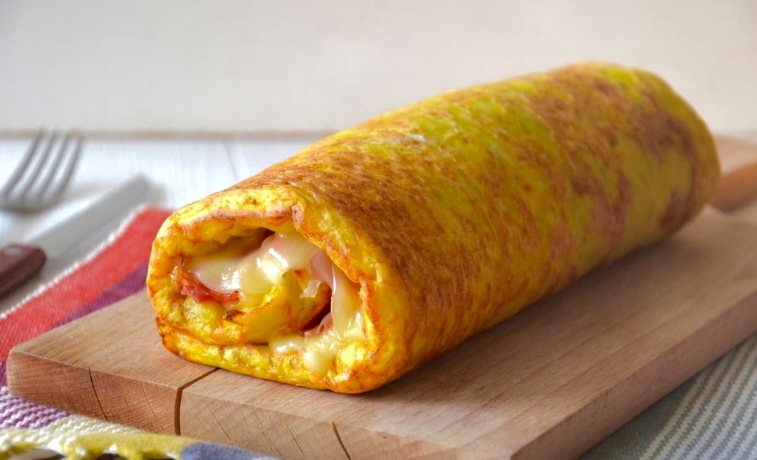 Праздничный картофельный рулет с ветчиной, шампиньонами и сыром.