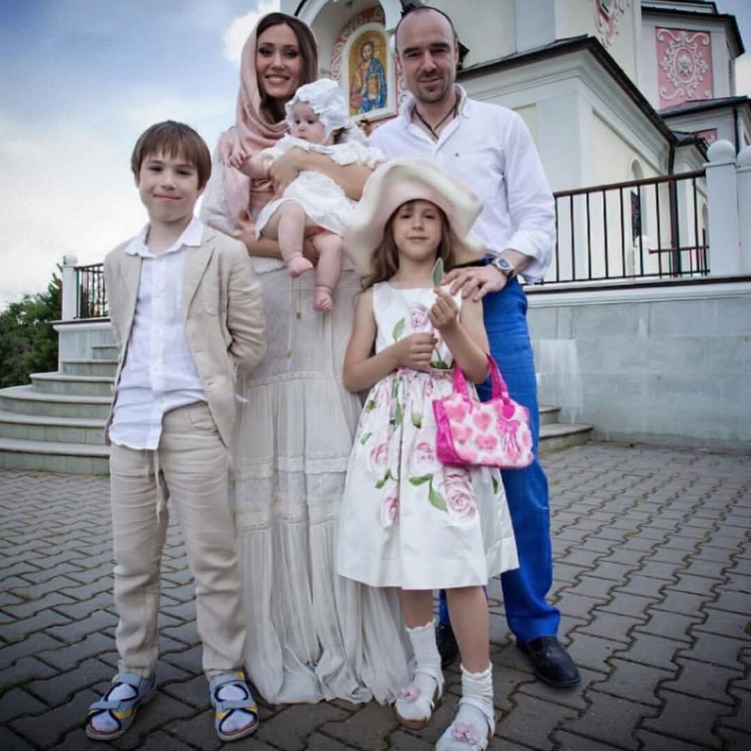    Елена и Роман Товстики с детьмиСоцсети Елены Товстик