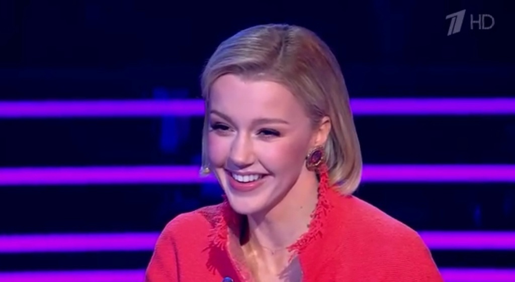 С лёгкой улыбкой симпатичная ведущая на Первом канале уничтожает русский язык. Кстати, не она одна