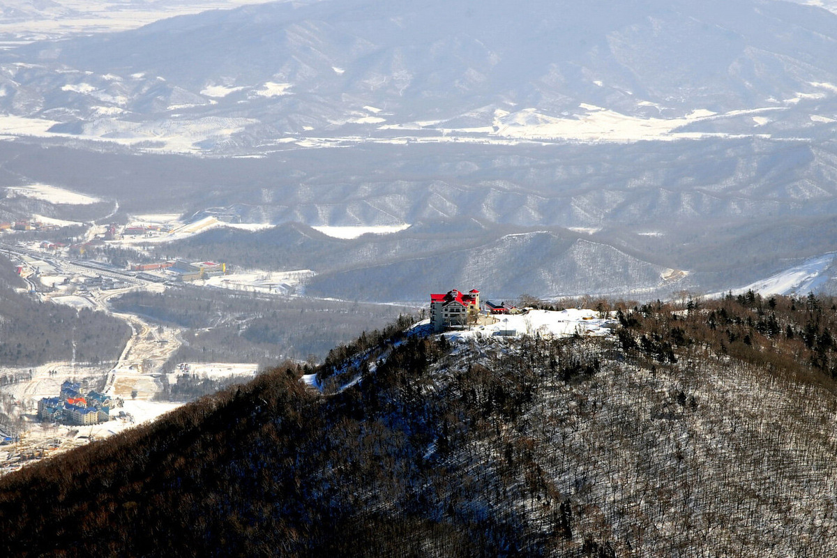 Несмотря на многолетнюю историю, он и сегодня остаётся лидером горнолыжного отдыха в стране. На здешние склоны приезжают на уикенд или в отпуск. Фото: Ski China / Flickr