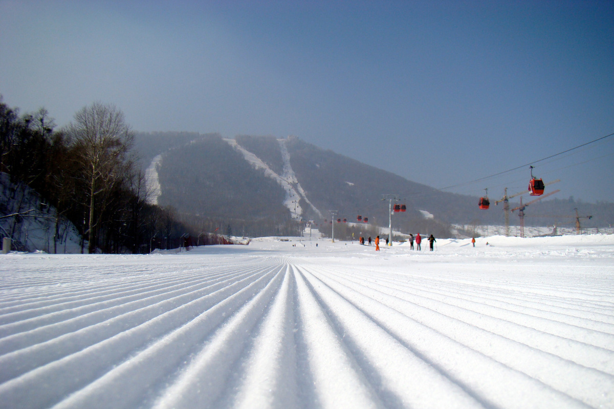 Общая протяжённость трасс около 30 километров, есть спуски для внетрассового катания. Фото: Ski China / Flickr
