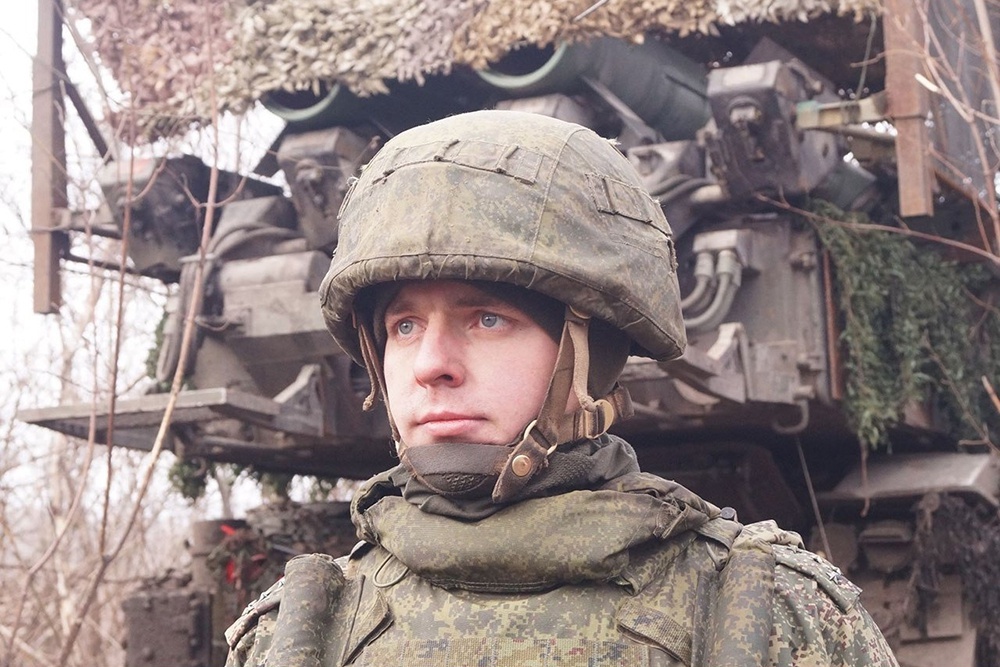    С первых дней СВО экипаж зенитно-ракетного комплекса (ЗРК) капитана Максима Агаркова сбивал украинские ракеты на Донбассе. Успехи не остались незамеченными, офицера назначили командиром батареи. В одно из боевых дежурств комбата не покидало плохое предчувствие, тогда он вышел проверить: хорошо ли замаскирован ЗРК. Только он успел зайти за машину, как яркая вспышка ослепила его. "Это были ракеты HIMARS. Первая прилетела в метрах двадцати от меня. Остальные три чуть подальше. Я даже не обращал внимания на свое состояние, нужно было людей вывести. Только после этого, достигнув безопасной точки, я потерял сознание", - вспоминает командир. / Фото: Министерство обороны РФ