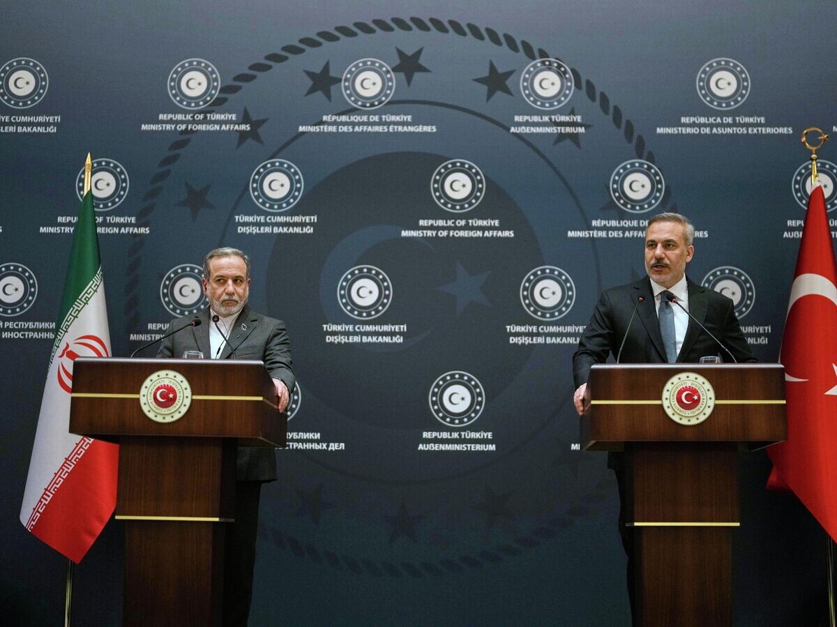    Министр иностранных дел Турции Хакан Фидан и министр иностранных дел Ирана Аббас Аракчи во время пресс-конференции в Стамбуле | © AP Photo / Khalil Hamra