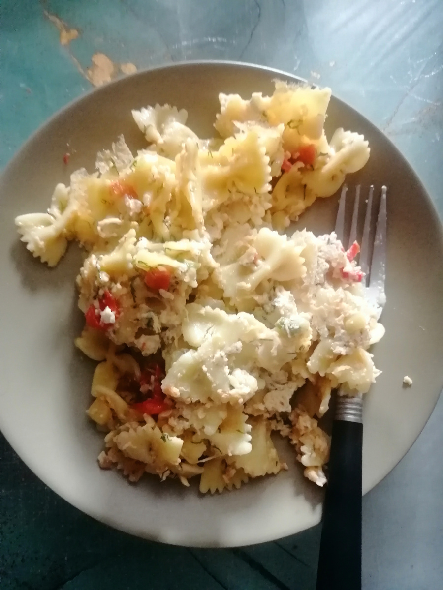 Макароны с овощами .