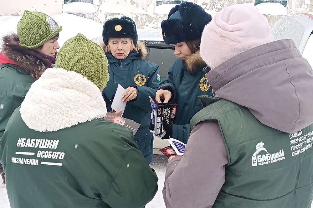    После обучения отрядами по пять человек бабушки выходят на улицы общаться с сельчанами. / Архив благотворительного фонда "Старшее поколение"