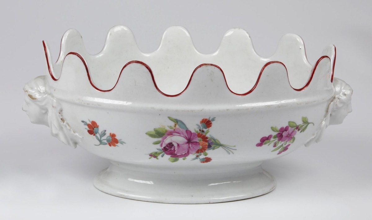 Рюмочная передача (Вседневный сервиз). Императорский фарфоровый завод. Санкт-Петербург. Российская империя.1796 - 1801. Фарфор. Размеры: 12,5х27,5х18,0 см. Государственный музей Эрмитаж, Санкт-Петербург 