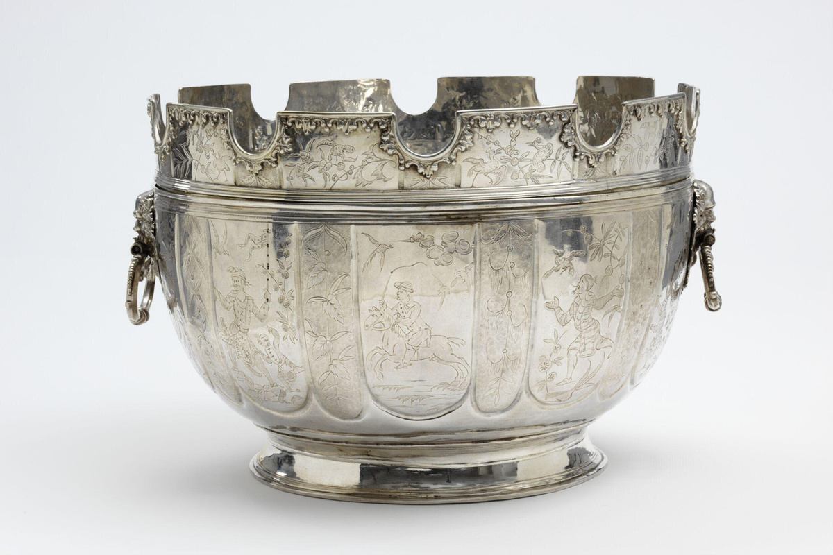 Рюмочная передача (монтейт) «The Basingstoke Trophy». Роберт Купер. Лондон. Великобритания. 1688-1689. Серебро. Музей Виктория и Альберт, Лондон. Рюмочная передача состоит из двух частей: чаши для пунша и насадки, благодаря которой чаша превращается в рюмочную передачу. Являлась призом на скачках. 