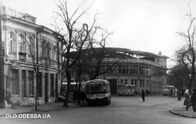 Площадь Мартыновского. Ресторан "Киев" Конечная большинства автобусов.