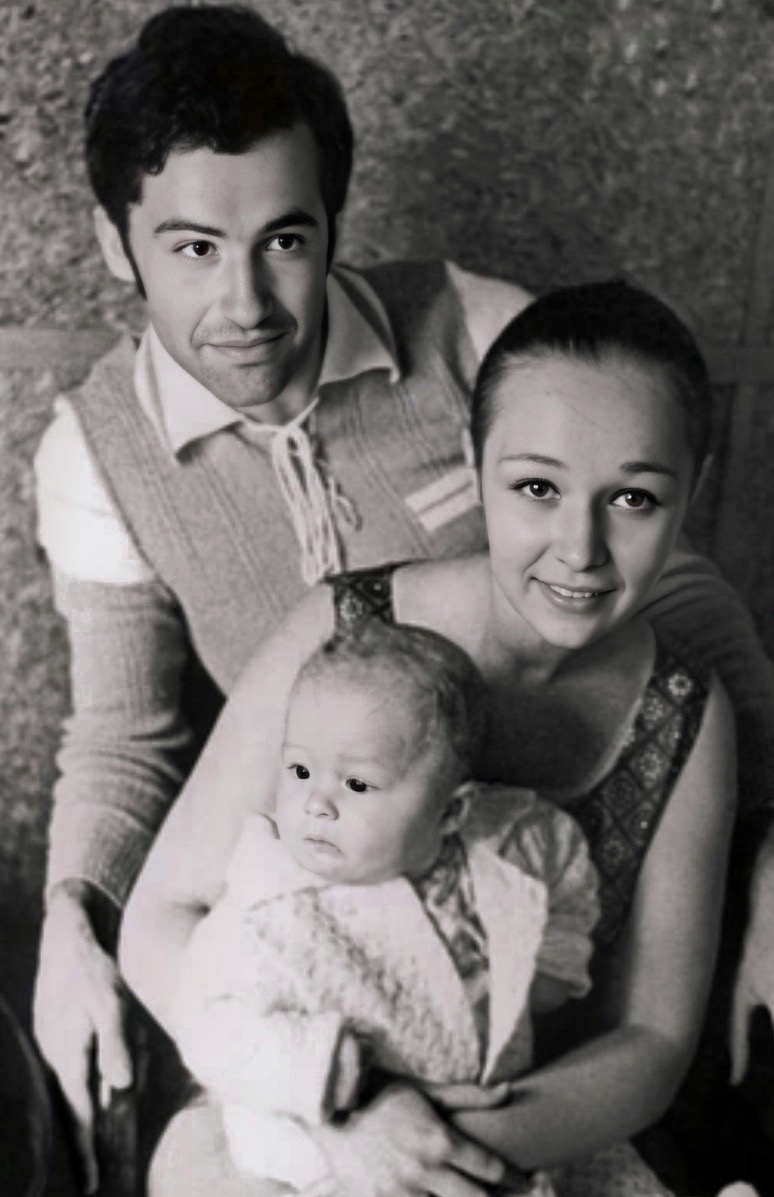 Я не скрывал от Ларисы, что женат и у меня растет сын. (Геннадий с женой Ириной и Максимом)