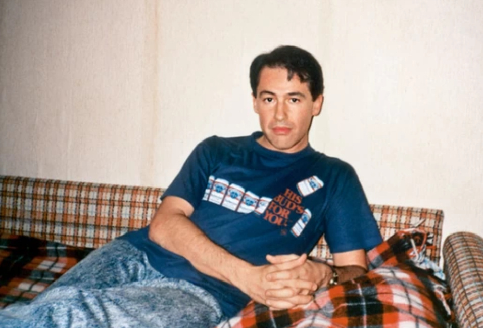 Лариса жила в одной из башен на Новом Арбате, в уютной квартирке на 11-м этаже. (Геннадий в гостях у Ларисы)