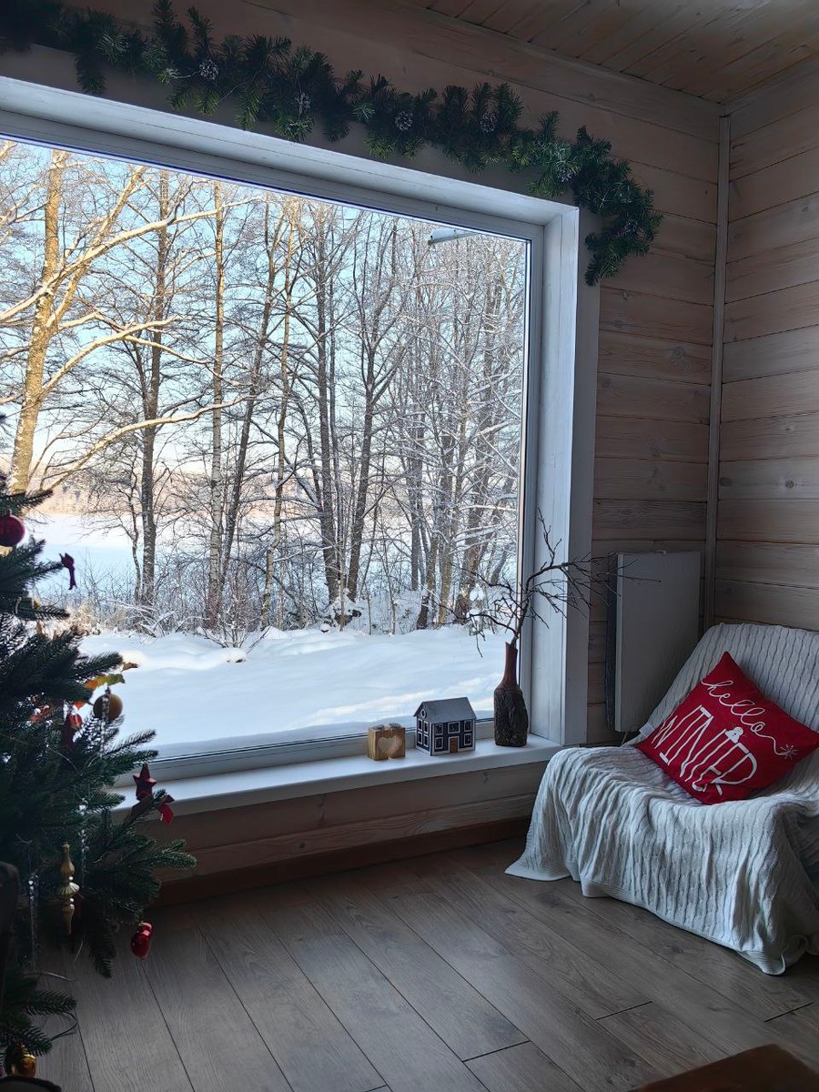 Справа от окна батареи Теплэко