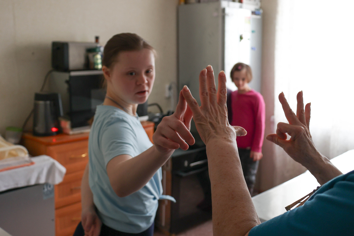 Лера делает пальчиковую гимнастику. Она обязательна, как и обычная