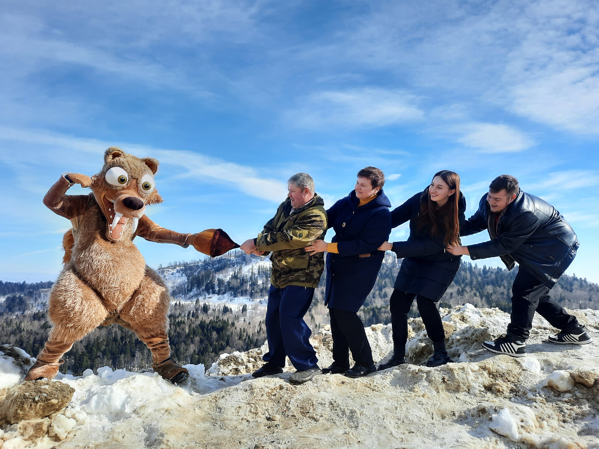И я с вами делюсь прекрасным моментом нашего семейного уикэнда. Фото сделано в Адыгее плато Лого-Наки. Случайный фотограф и занимательная Белка-аниматор)))