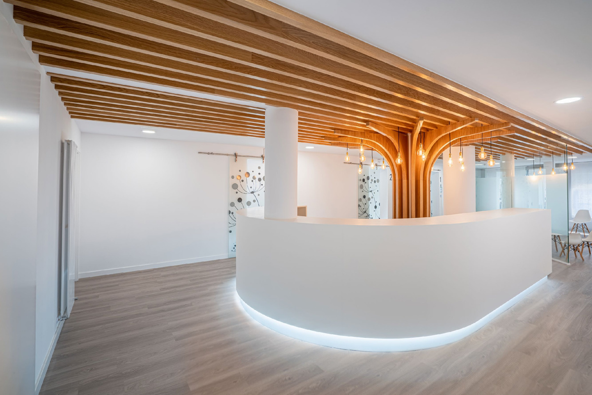 Оформление стойки ресепшн в частной клинике
Вальядолид, Испания
Цвет: Project Bright White BW010 Дизайн: Murillo y Hernández Arquitectura Производитель: Werke Design