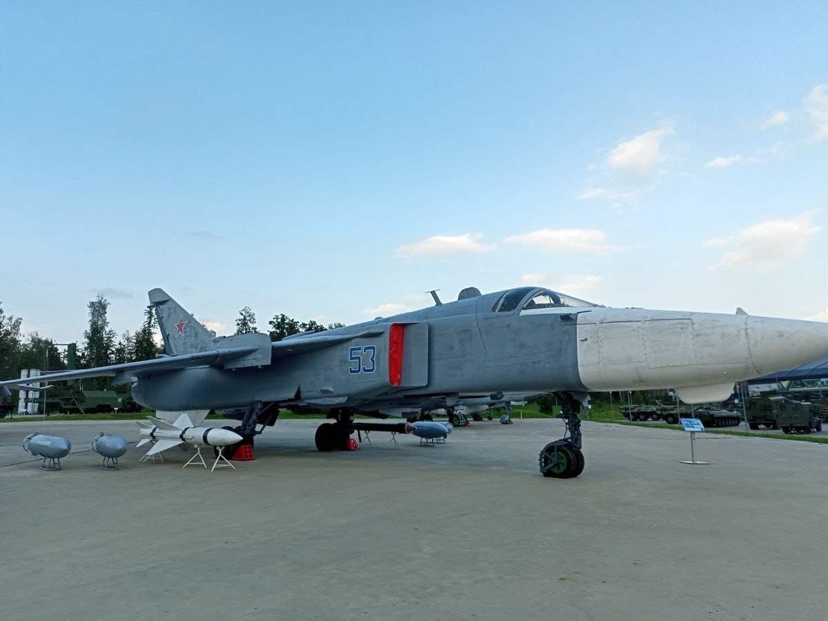 Су-24МП в парке «Патриот». Самолет демонстрируется в роли обычного Су-24М, поэтому рядом экспонируются ракеты и бомбы