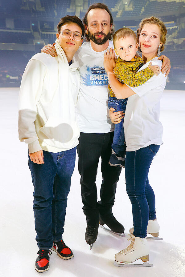 Илья Авербух с женой и сыновьями.