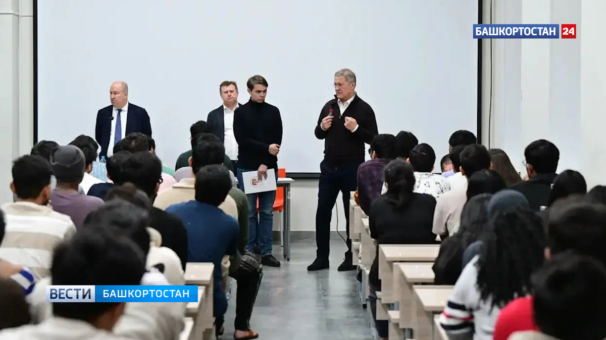    Глава Башкортостана встретился со студентами из Индии в общежитии медуниверситета после нападения