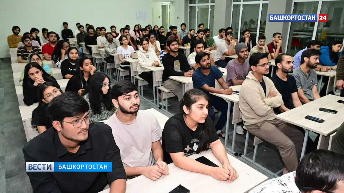    Глава Башкортостана встретился со студентами из Индии в общежитии медуниверситета после нападения