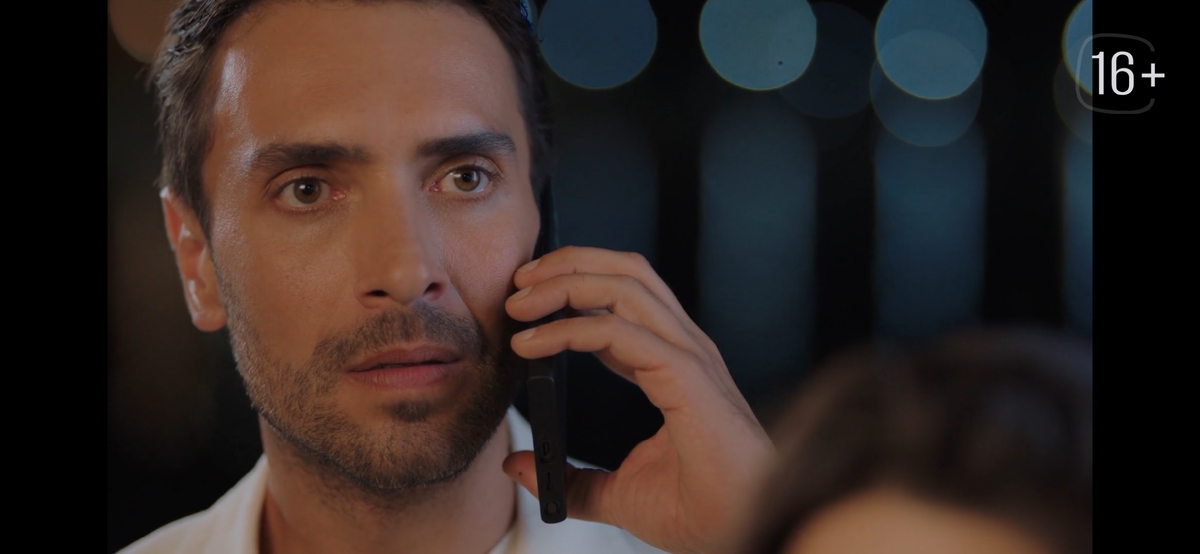 Стоп кадр из сериала «Двухместный номер»