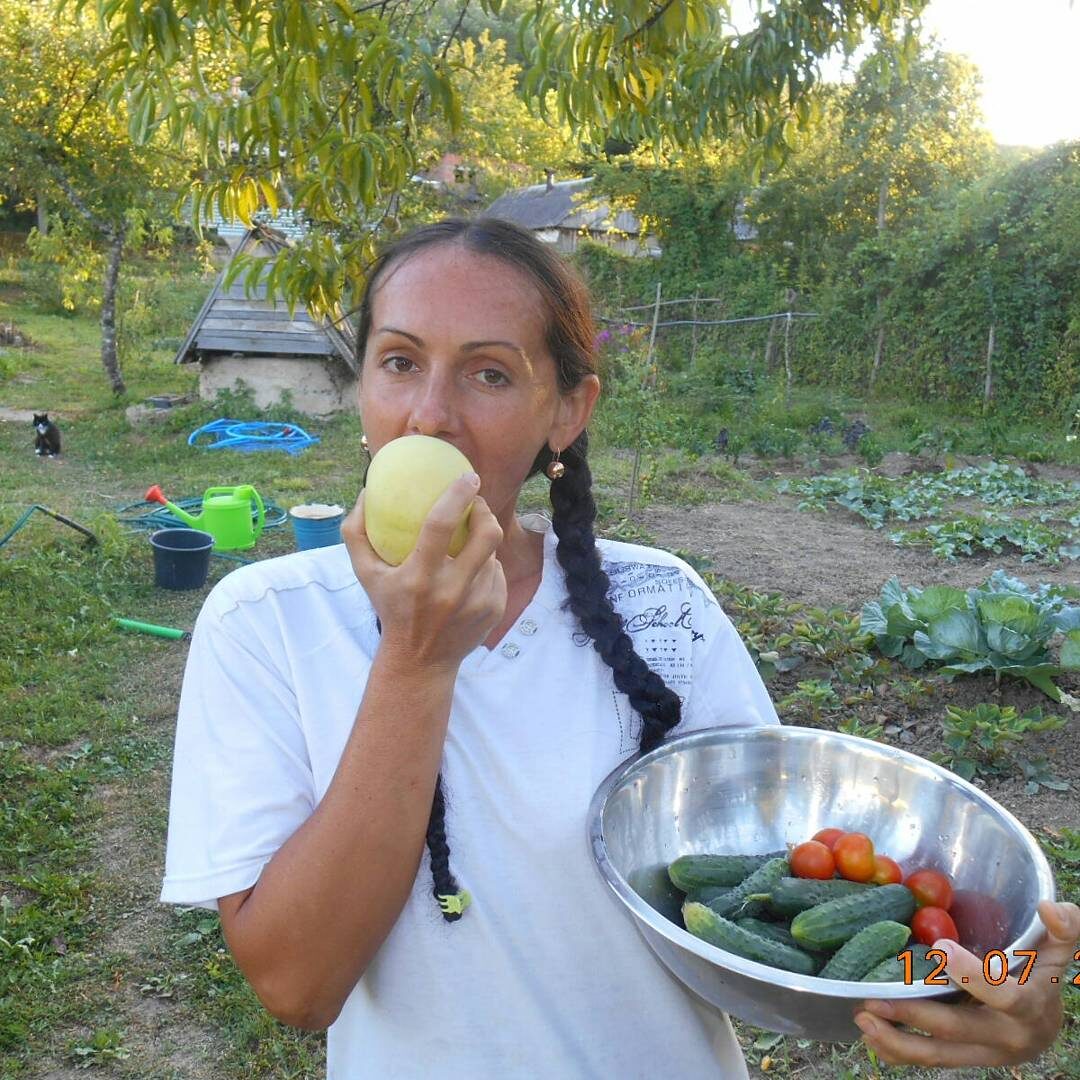 Это я на своей даче в Краснодарском края, все овощи выращены были без удобрений.