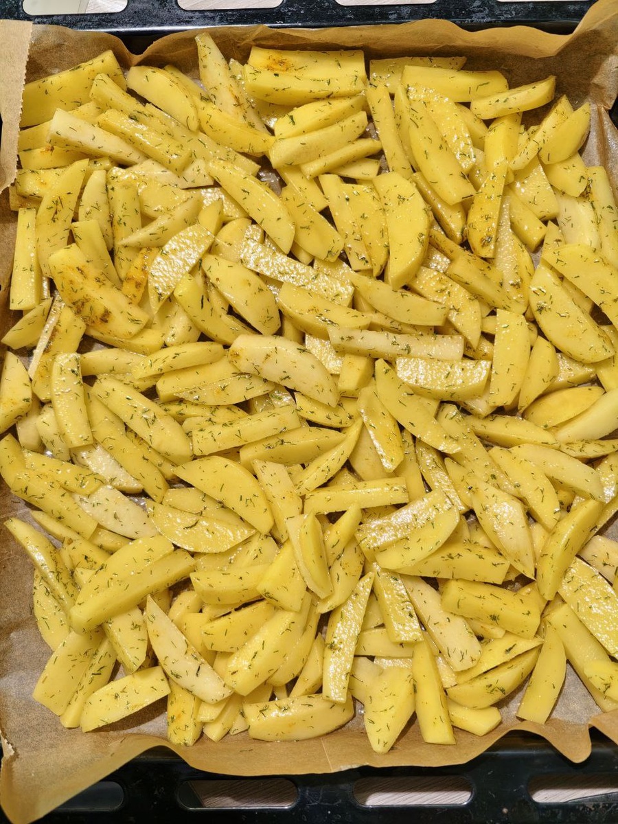 Шаг 1, 5 минут. Картошку режу крупно — так она останется сочной внутри и зарумянится снаружи. Никаких лишних телодвижений