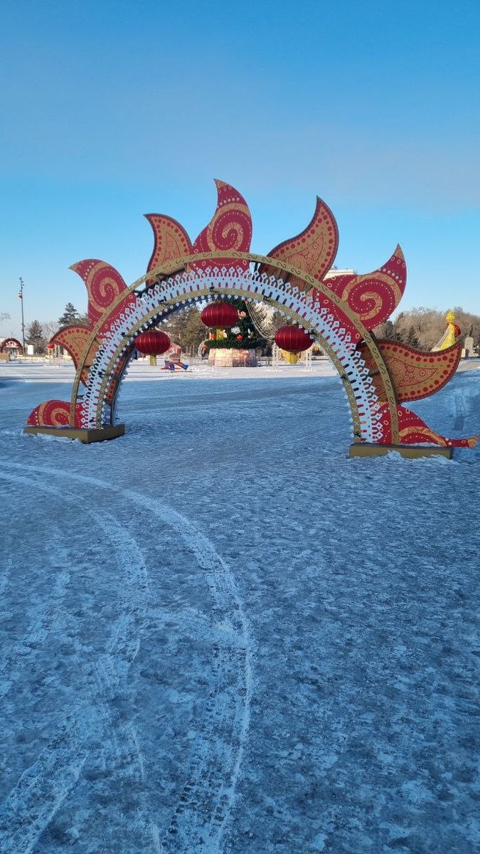 Вроде и славянское солнце, и с китайскими фонариками