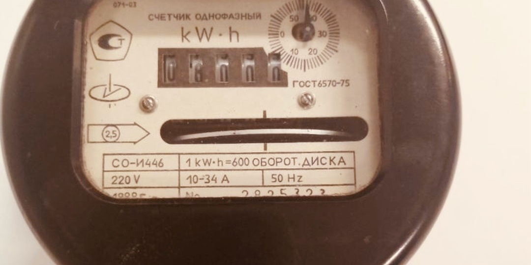 Тарифы на свет выросли: замерил ваттметром сколько тратят зарядки в розетке без нагрузки - цифры удивили