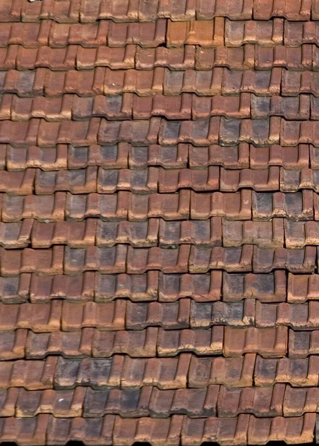 Старая черепичная крыша.