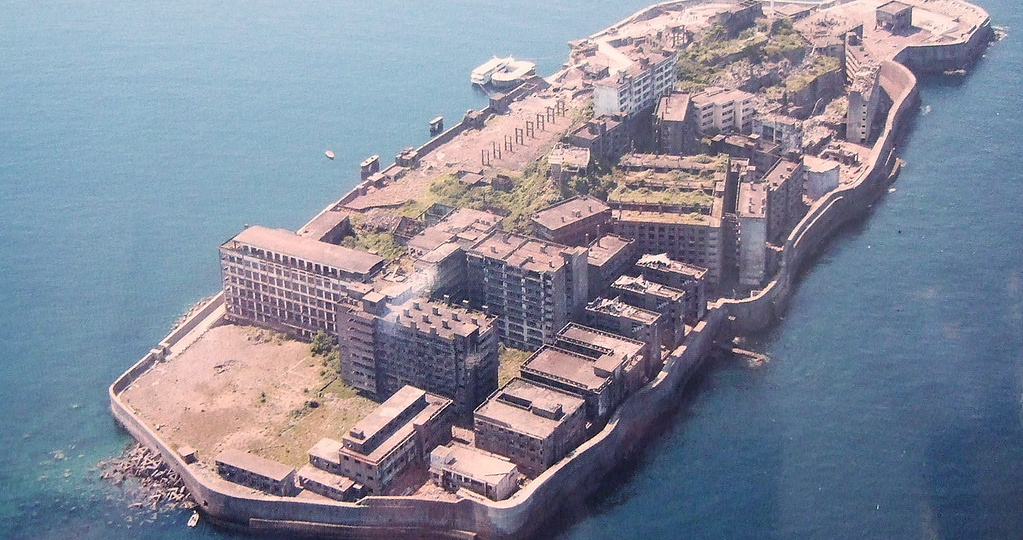 Остров-крейсер Хасима: как жили и почему бежали люди из самого густонаселенного места на планете