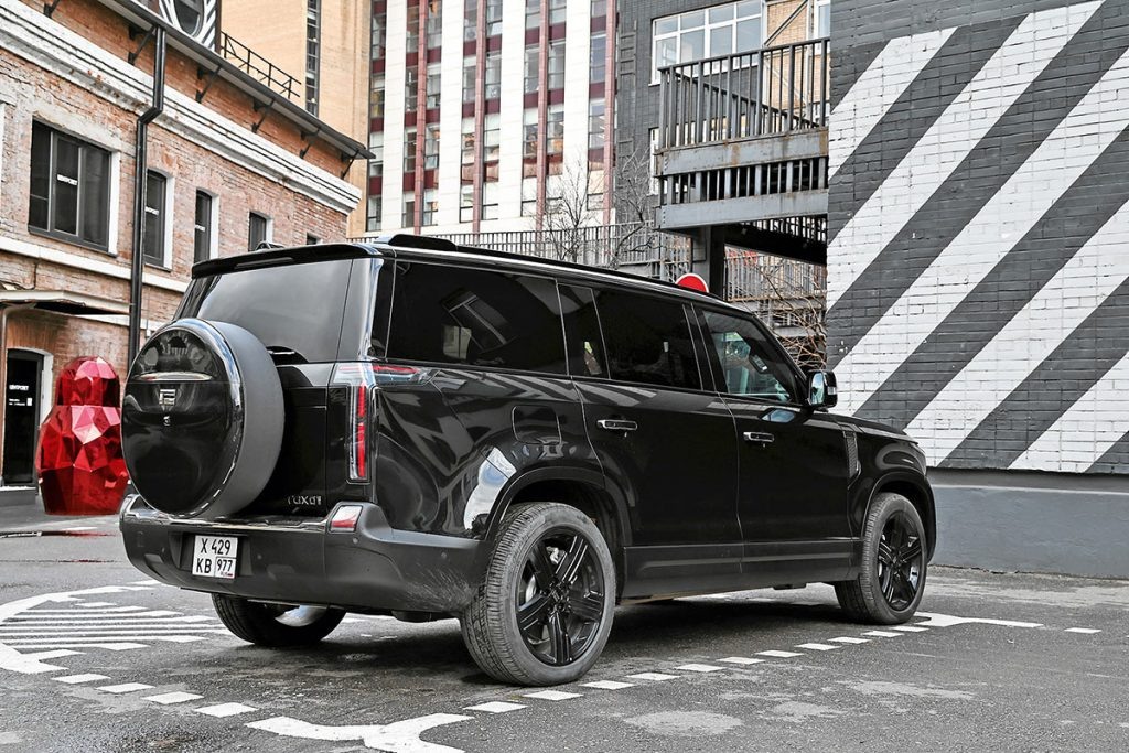 Кормовая дверь с висящей на ней запаской очень тяжелая, открывается слева направо, а внутренняя ручка расположена не слишком удачно. Хорошо хоть у нее есть доводчик, в отличие от остальных дверей.