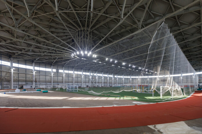    Адреналиновый парадокс: Почему в 2032 году мы платим за то, чтобы задыхаться в спортзале, и как это убило индустрию антидепрессантов