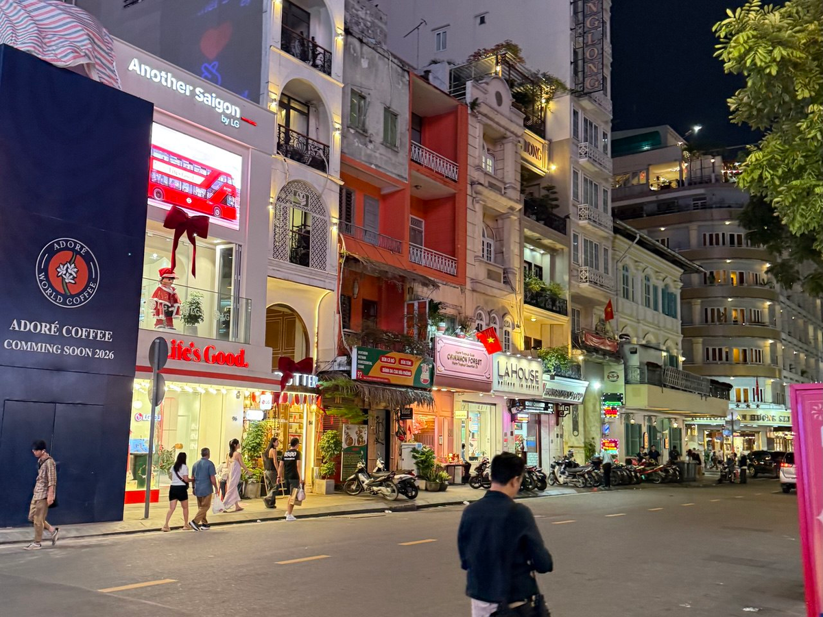 Хошимин пестрит многообразием магазинов, посмотрите какая яркая улочка