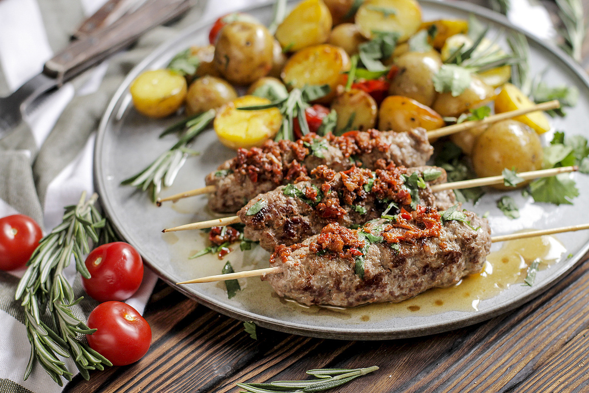 Люля-кебаб из говядины с запеченным картофелем