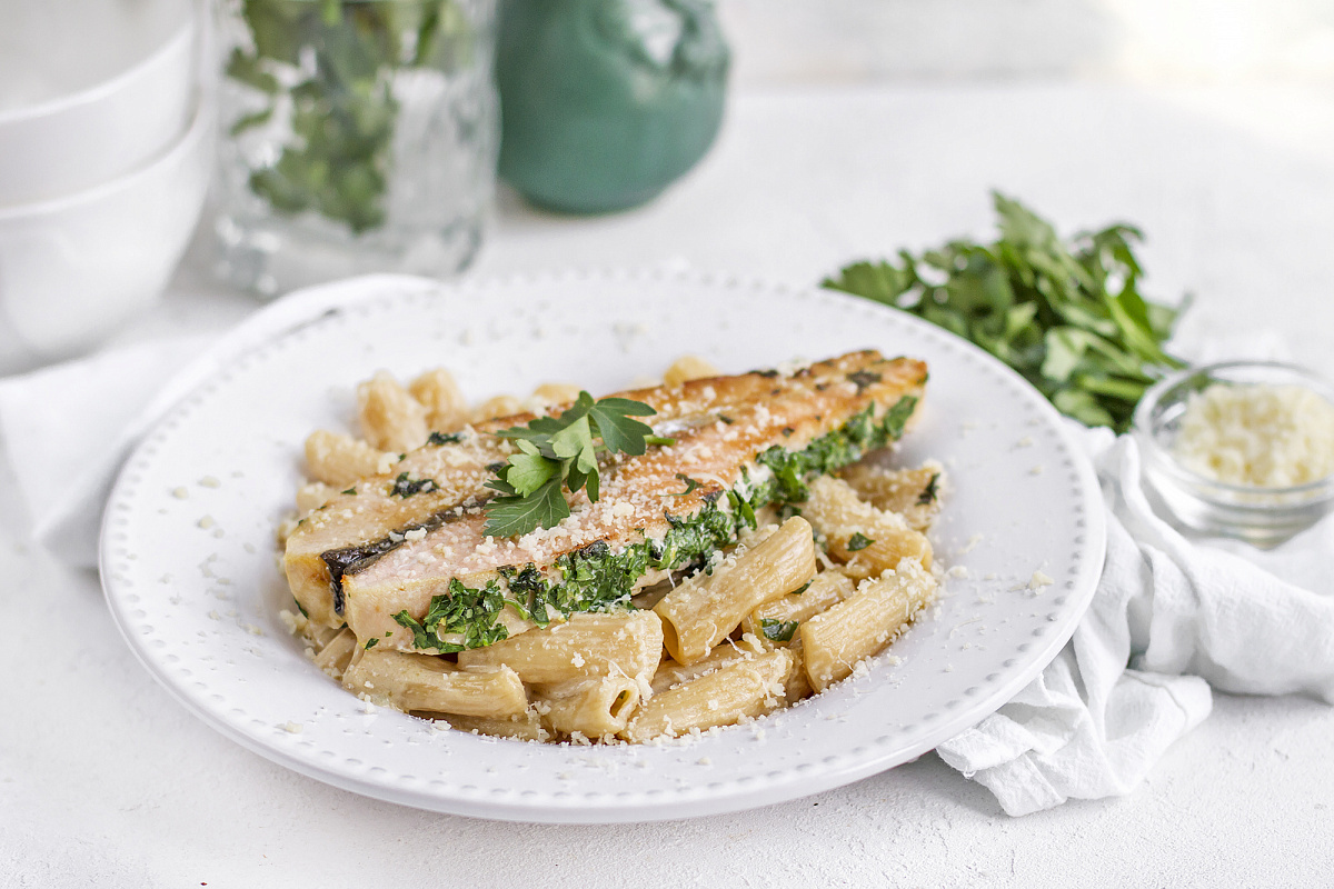 Пенне Пеллегрино с красной рыбой в сливочном соусе, кедровыми орешками и пармезаном