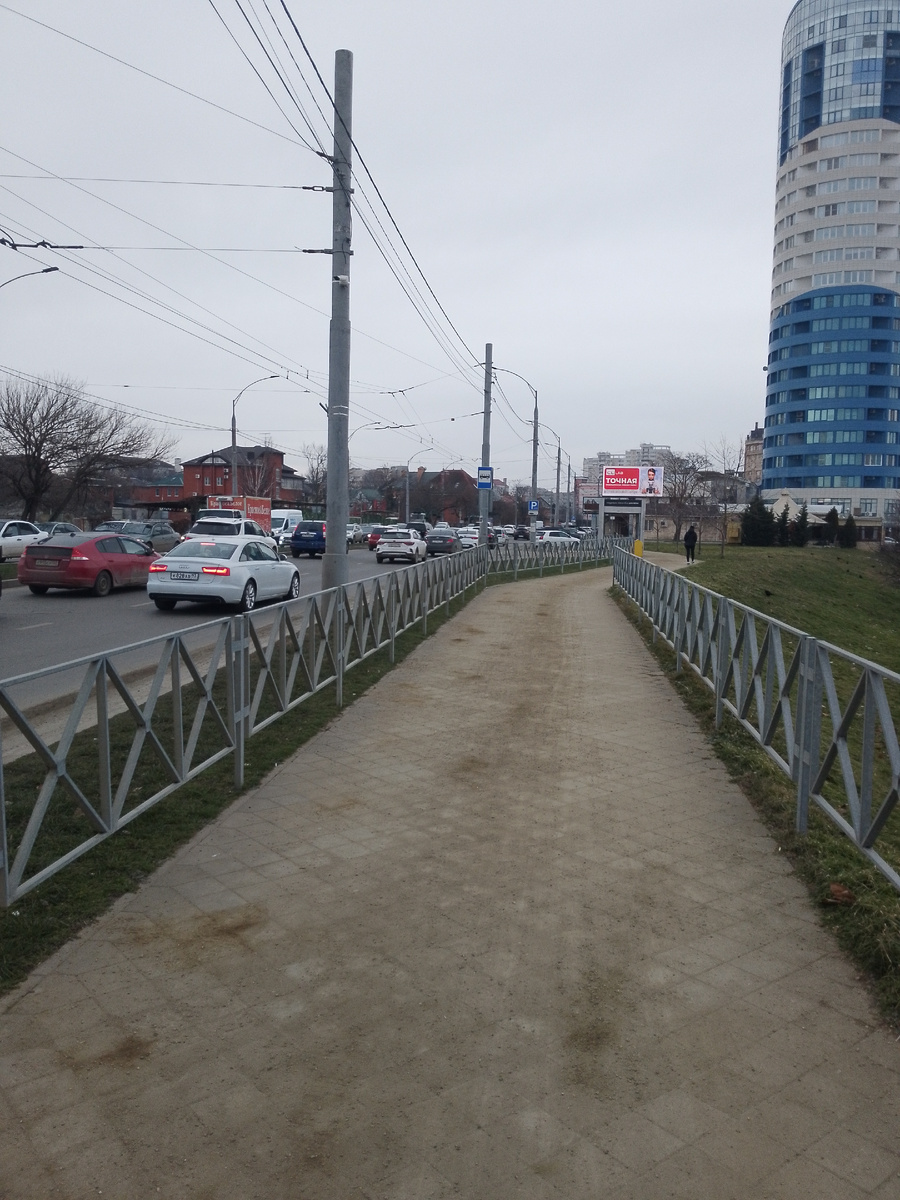 Краснодар. Улица Кубанская набережная. Фото автора. Хорошо видно плотное движение транспорта по этой улице