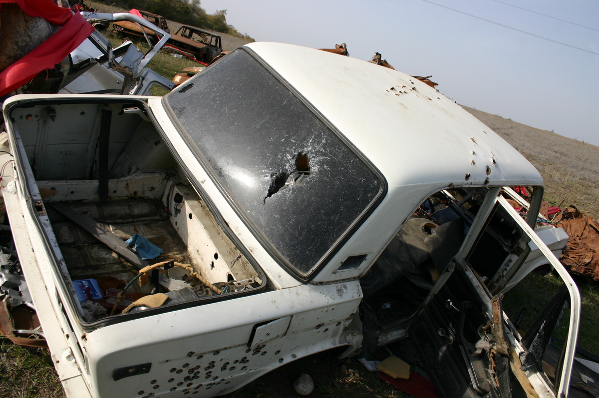 Машина осетинских беженцев, расстрелянная грузинскими военными в 2008 году. 