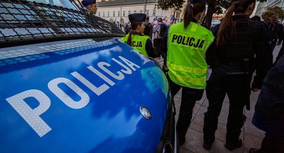 Дубинка, газ и крики «домой». Под Варшавой напали на двух украинок