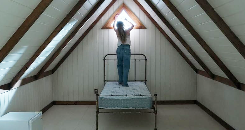 Кадр из фильма The Housemaid. Режиссер: Пол Фиг. Производство: Eurimages, Fado Filmes, Fundación Voces, Hidden Pictures, Instituto de la Cinematografia y de las Artes Audiovisuales, Junta de Comunidades de Castilla-La Mancha, Lionsgate Productions Ltd., Pretty Dangerous Pictures. Прокат: Вольга