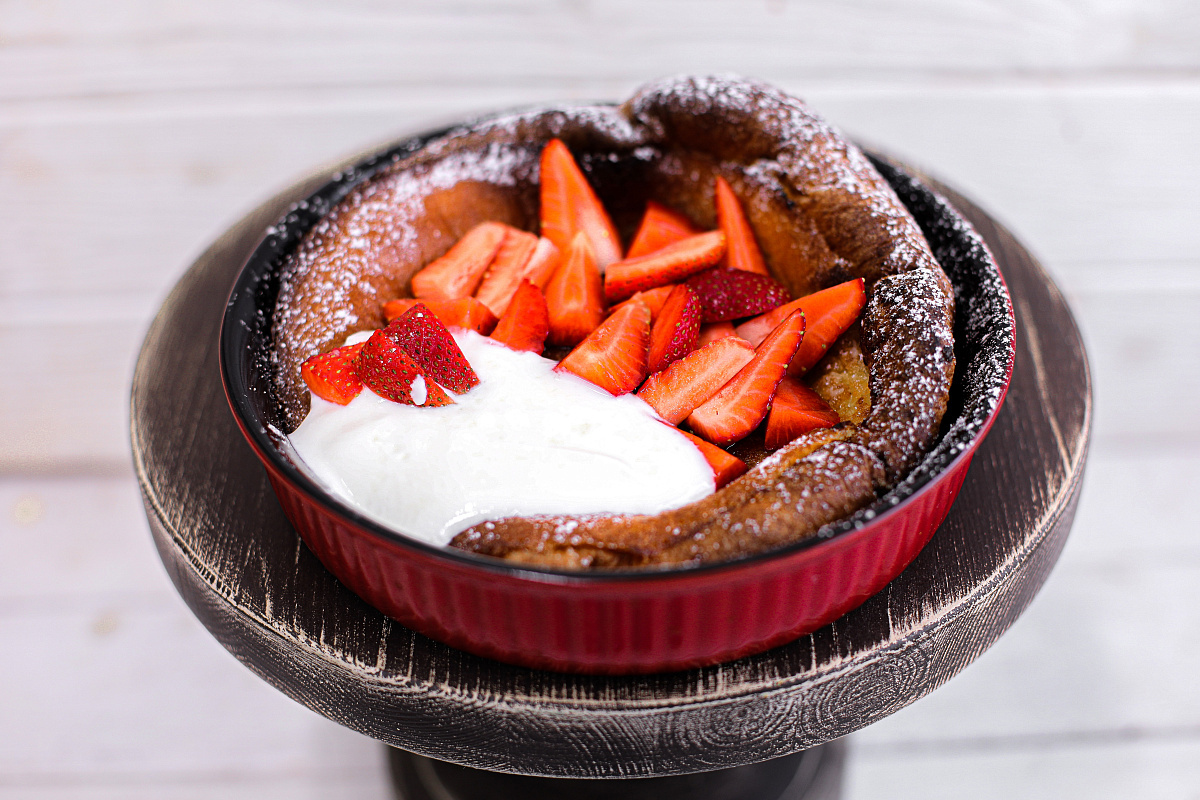 Dutch Baby с клубникой и греческим йогуртом