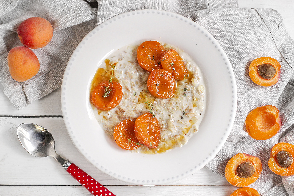 Каша «5 злаков» на молоке с абрикосами в карамели