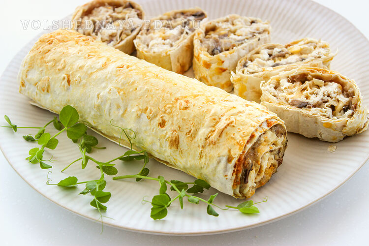 Запеченный рулет из лаваша с курицей и грибами