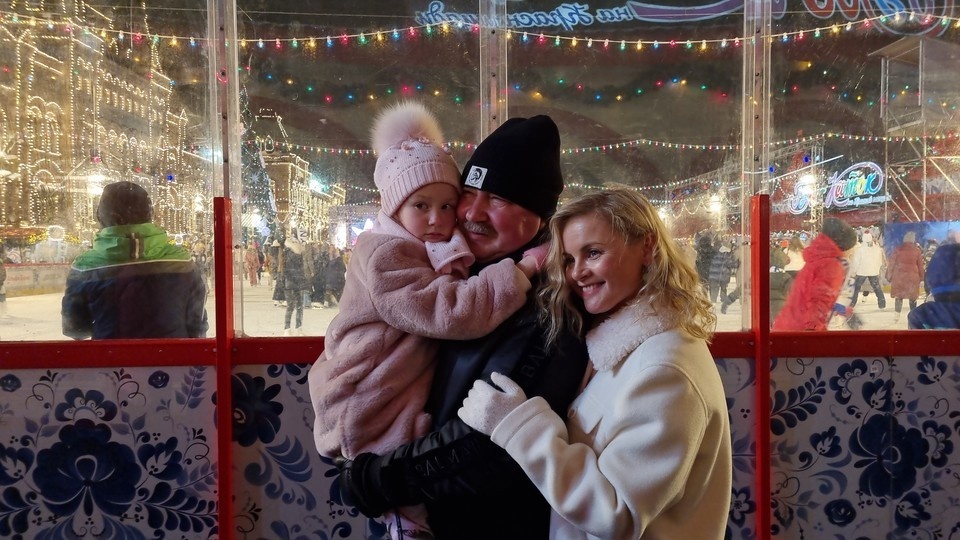    Молодая жена Юлия Проскурякова окружила любовью знаменитого композитора. Алиса ТИТКО