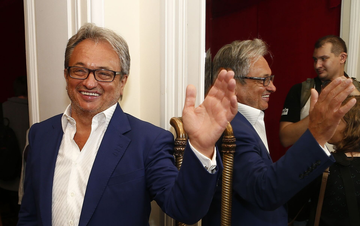 Владимир Владимирович Пирожок  – издатель, продюсер. Окончил факультет журналистики Львовского высшего военно‑политического училища, Военно‑политическую академию имени В.И. Ленина, экономическую академию при Минэкономики РФ.