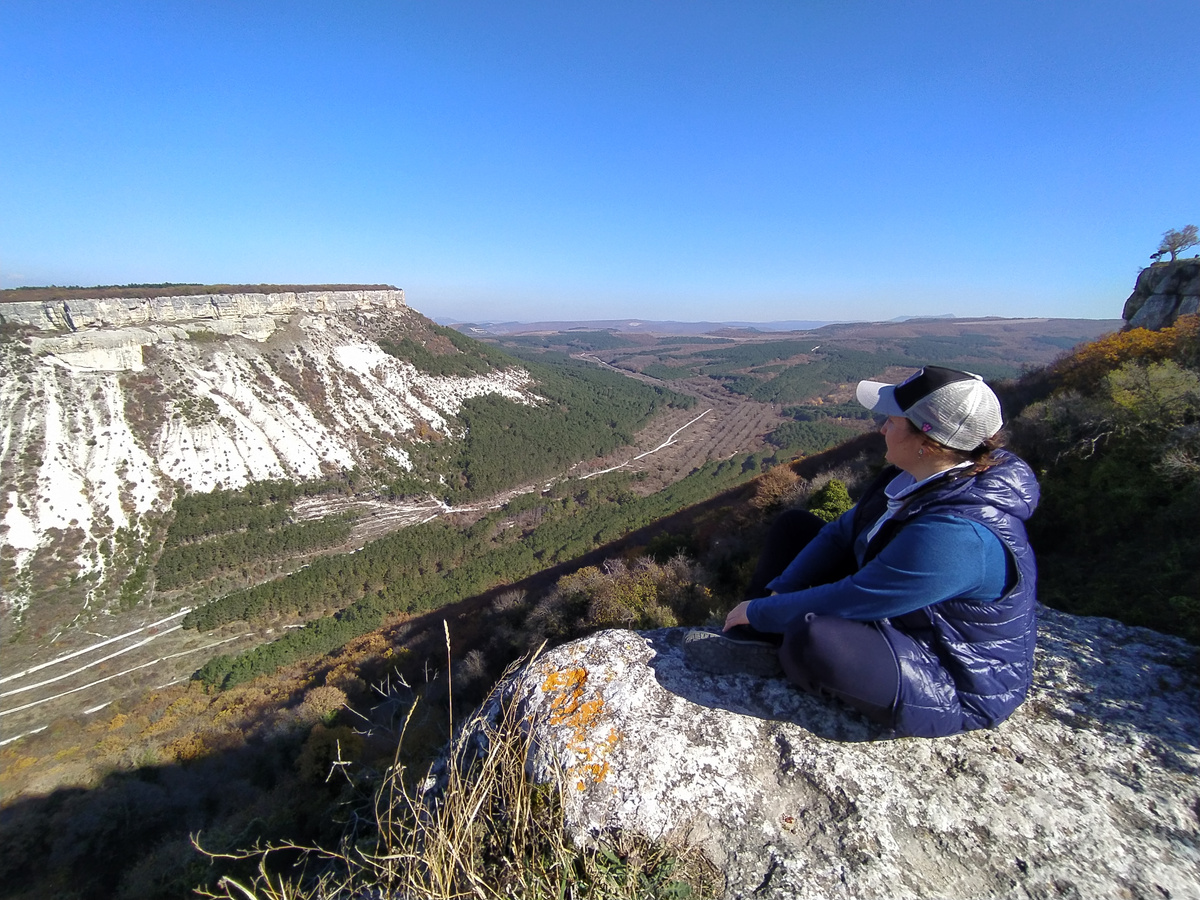 На обрыве пещерного города Чуфут-Кале