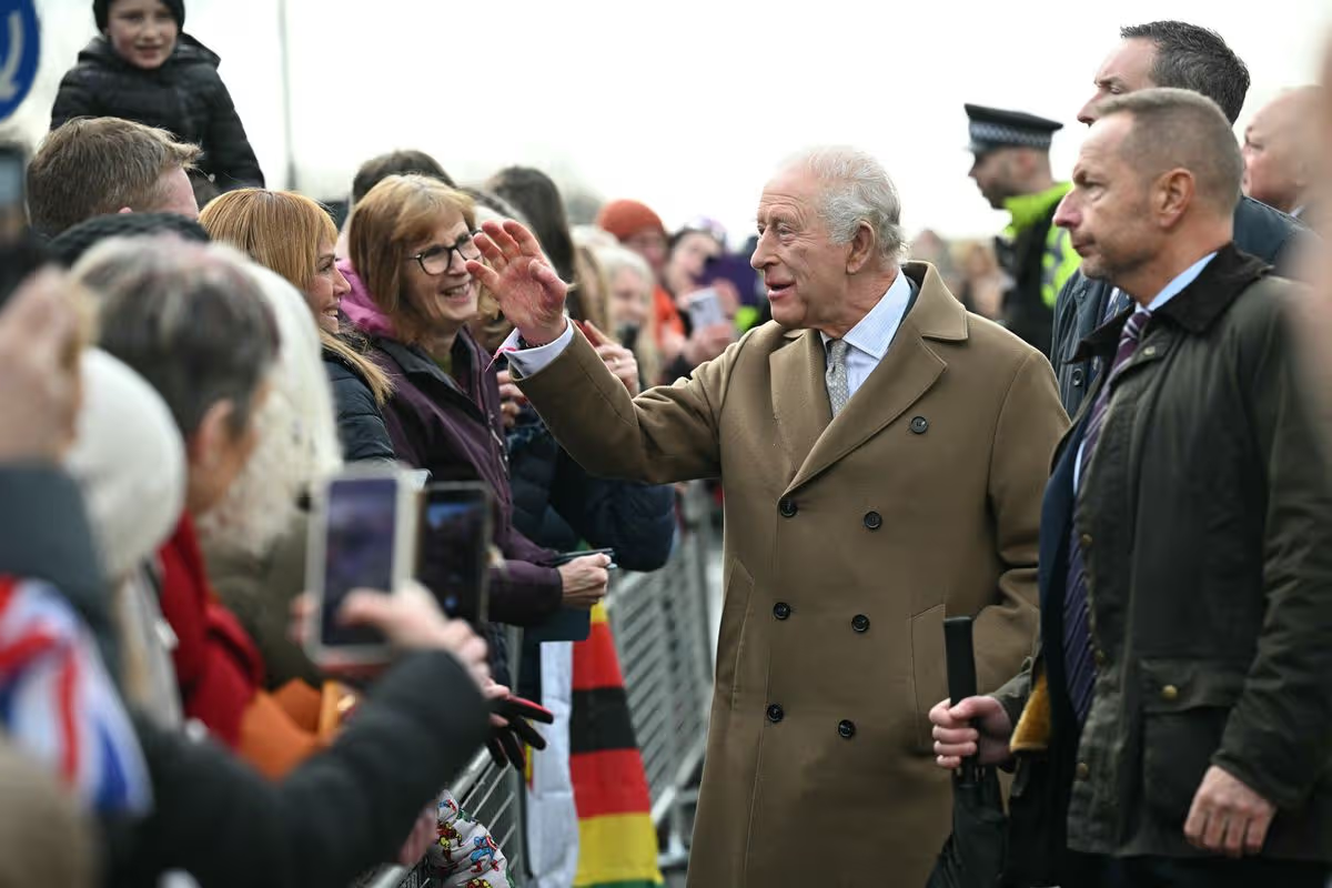 Король приветствует местных жителей в понедельник утром у вокзала Клитроу
