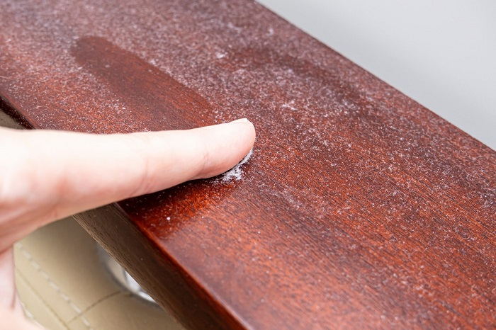 5 ошибок, из-за которых пыль после уборки никуда не исчезает (и дело не только в тряпке)